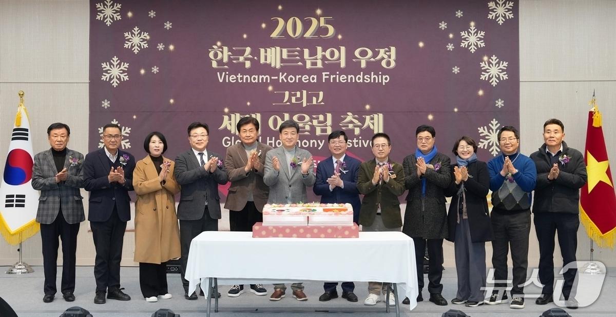 본문 이미지 - 광주시가 개최한 '베트남의 날 3주년 행사'에서 참석자들이 기념촬영을 하고 있는 모습.(광주시 제공)