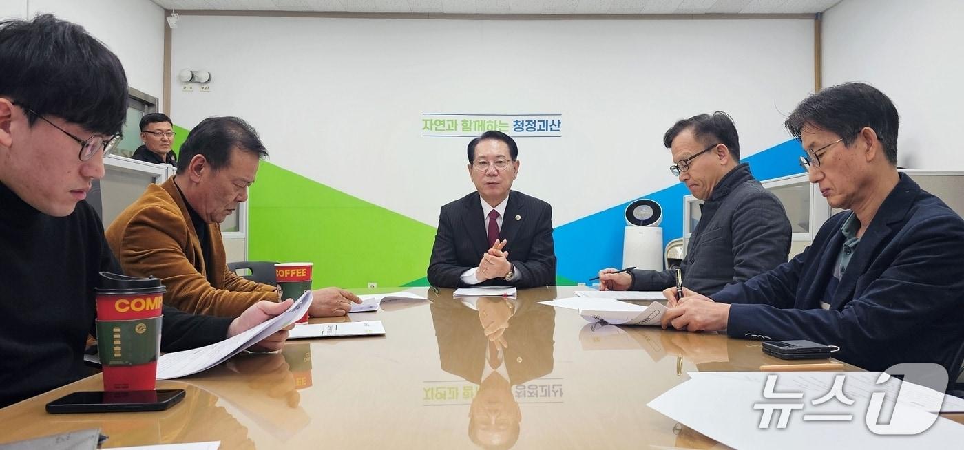 송인헌 괴산군수가 8일 기자간담회를 열고 민생안정지원금 지급 계획을 밝히고 있다.2025.12.08.ⓒ 뉴스1 이성기 기자