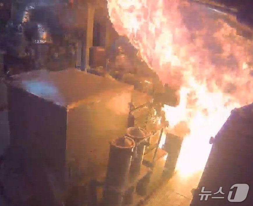 본문 이미지 - 해군 향로봉함 화재 당시 사진. &#40;해군 제공&#41;