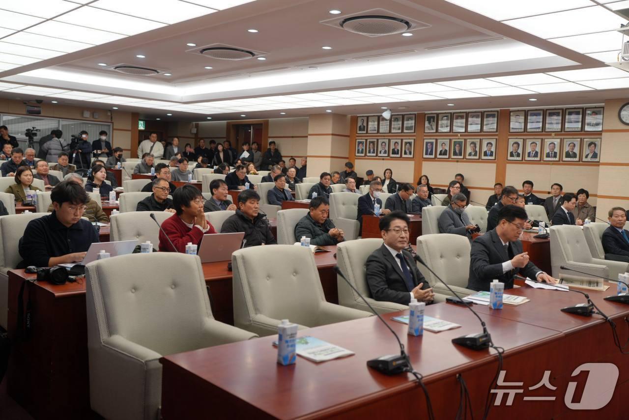 본문 이미지 - 8일 안호영 국회의원이 전북도의회에서 송전망 갈등 해법을 모색하기 위한 정책토론회를 갖고 있다.&#40;의원실제공. 재판매 및 DB 금지&#41;2025.12.8/뉴스1