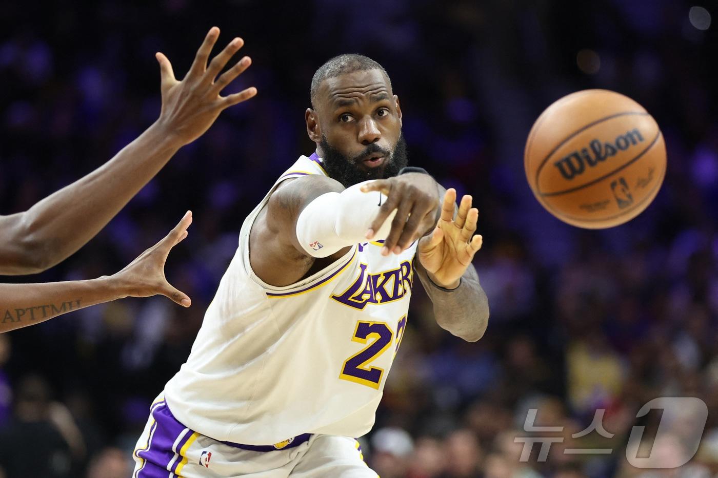 LA 레이커스의 르브론 제임스가 8일&#40;한국시간&#41; 열린 2025-26 NBA 필라델피아 세븐티식서스전에서 29점 7리바운드 6어시스트로 활약해 팀 승리를 이끌었다. ⓒ 로이터=뉴스1