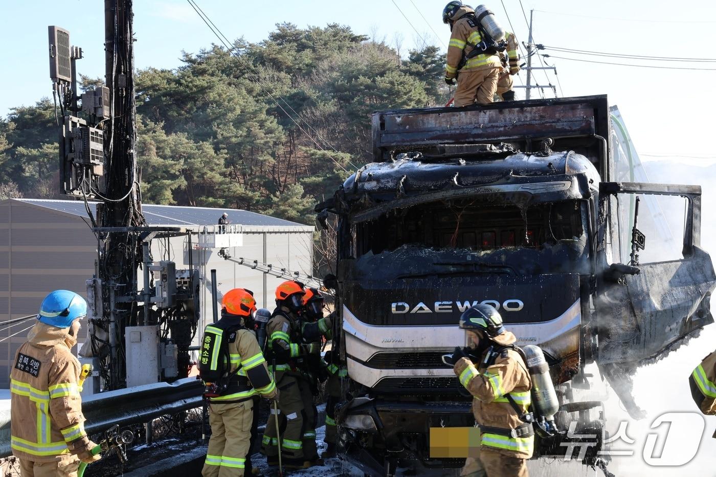 8일 오후 1시 6분쯤 충북 제천시 금성면 한 도로에서 주행 중이던 25톤 화물차에 불이 나 30여분 만에 꺼졌다.&#40;제천소방서 제공. 재판매 및 DB금지&#41;/뉴스1