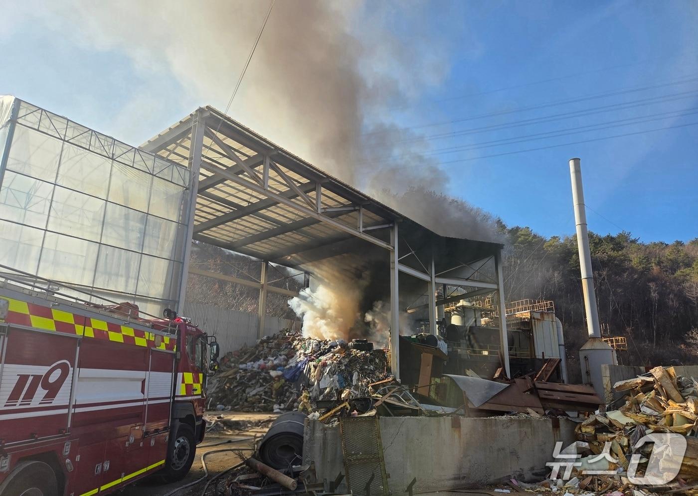 논산 벌곡면 자원순환시설 소각장 화재 현장. &#40;논산소방서 제공, 재판매 및 DB금지&#41; / 뉴스1 