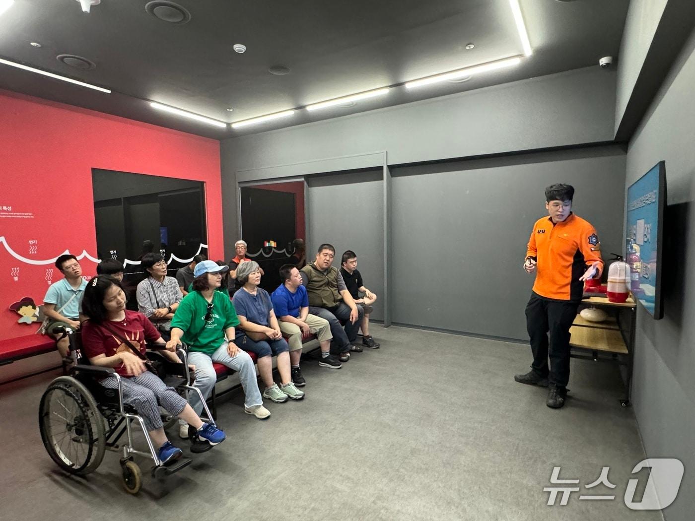 본문 이미지 - 취약계층 이론교육&#40;충북소방본부 제공. 재판매 및 DB금지&#41;./뉴스1