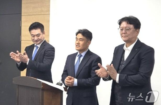 본문 이미지 - 성치두 전 더불어민주당 전북도당 청년소통협력위원장&#40;사진 가운데&#41;이 8일 전주시청에서 기자회견을 갖고, 전주시장 출마를 공식 선언했다./뉴스1