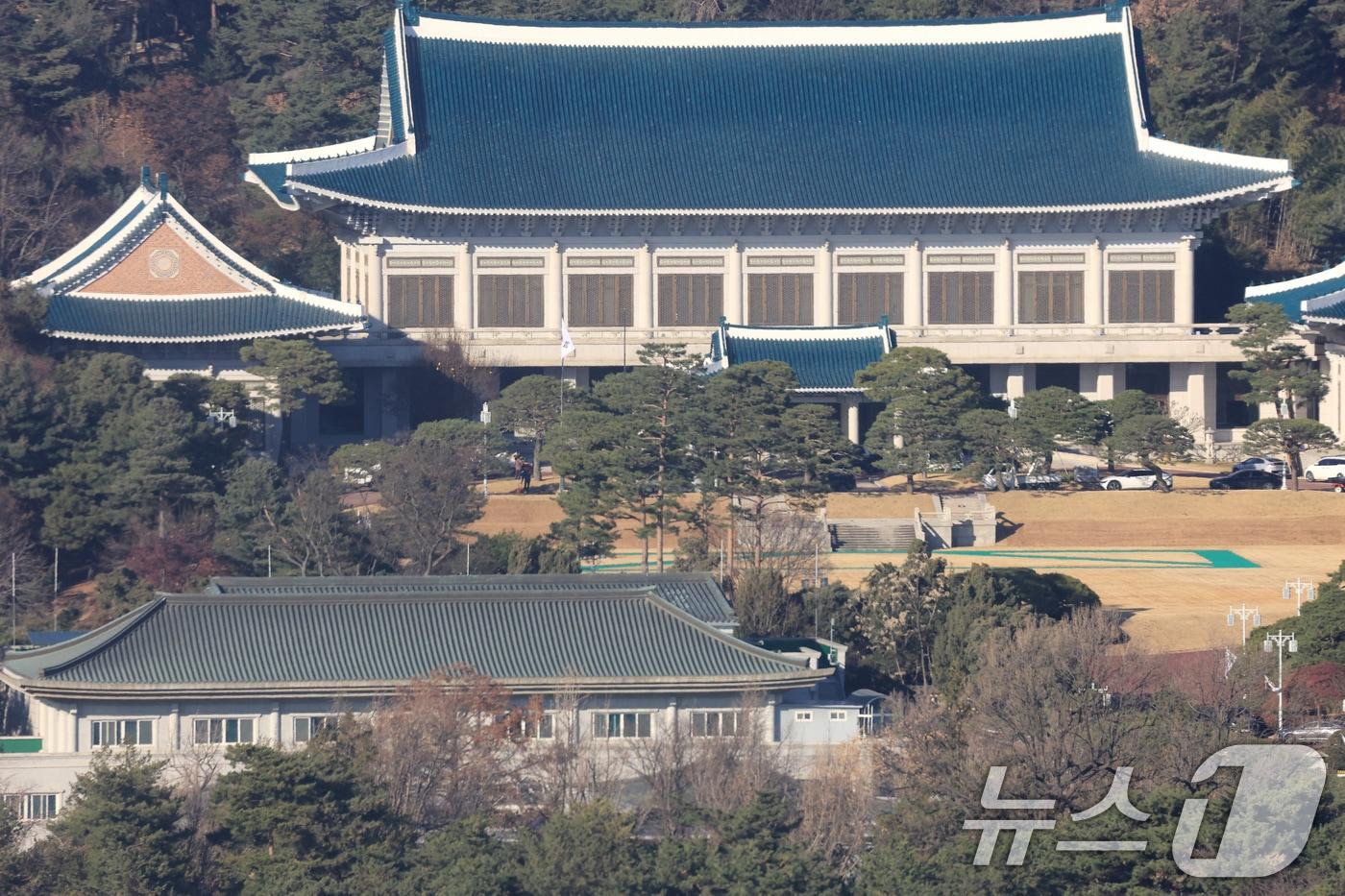 본문 이미지 - 사진은 8일 서울 종로구 정부서울청사에서 바라본 청와대 모습. 2025.12.8/뉴스1 ⓒ News1 임세영 기자