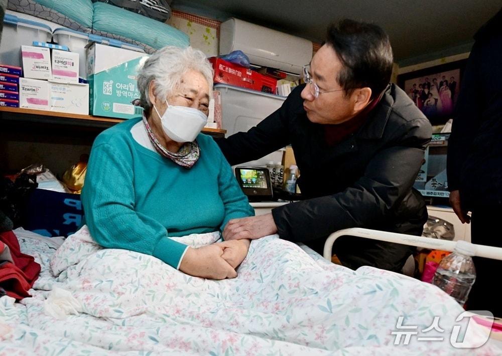 본문 이미지 - 유정복 인천시장이 8일 동구 쪽방촌을 찾아 한파 대비 현장을 점검하고 있다. &#40;인천시 제공.재판매 및 DB금지&#41;