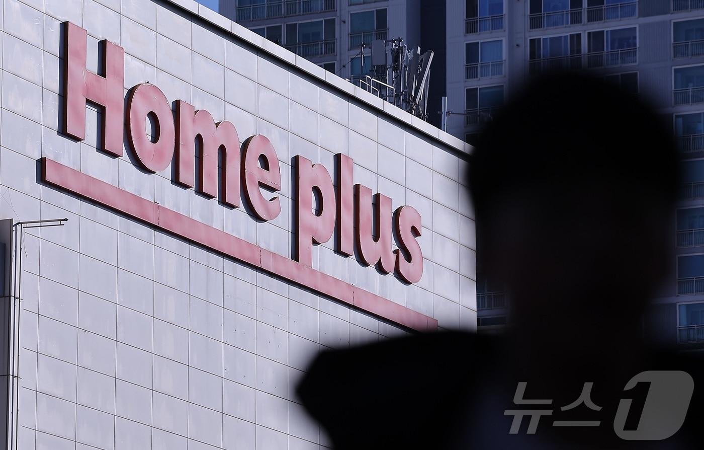 국내 유통업계가 홈플러스에 납품할 물량을 줄이거나 아예 중단하는 등 '홈플러스 엑소더스' 현상을 보이고 있다. 7일 관련 업계에 따르면 아모레퍼시픽과 삼양식품은 올해 하반기부터 홈플러스에 대한 납품을 중단했다. 사진은 8일 서울 시내 한 홈플러스 매장의 모습. 2025.12.8/뉴스1 ⓒ News1 김성진 기자