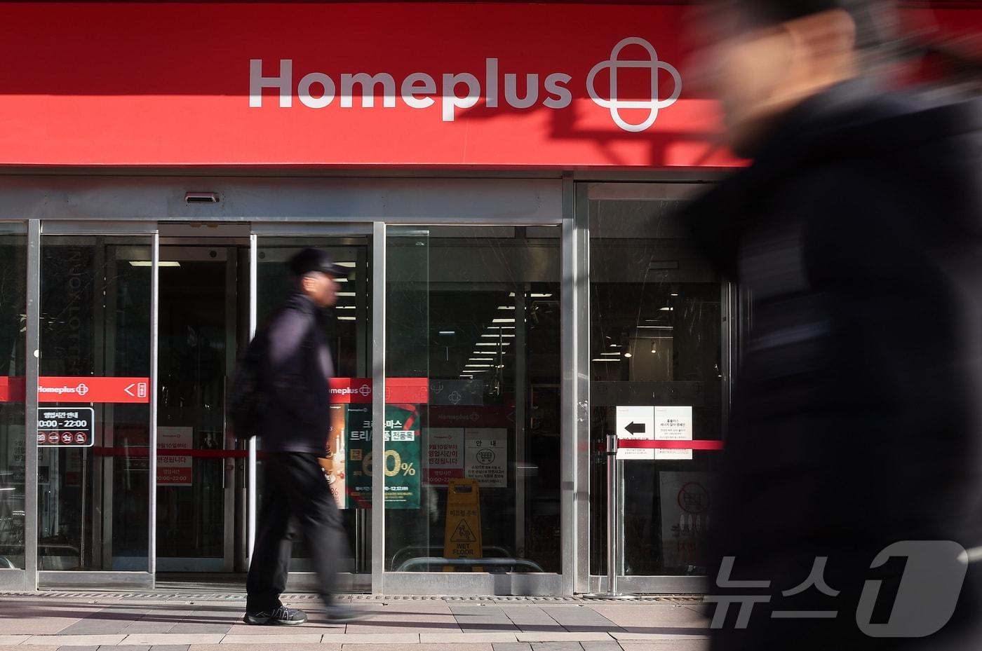 국내 유통업계가 홈플러스에 납품할 물량을 줄이거나 아예 중단하는 등 &#39;홈플러스 엑소더스&#39; 현상을 보이고 있다. 업계에 따르면 아모레퍼시픽과 삼양식품은 올해 하반기부터 홈플러스에 대한 납품을 중단했다. 사진은 8일 서울 시내 한 홈플러스 매장의 모습. 2025.12.8/뉴스1 ⓒ News1 김성진 기자