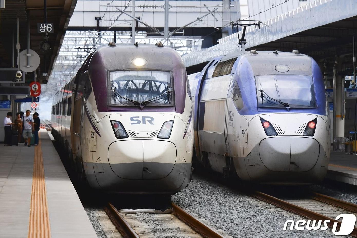 본문 이미지 - 경북 포항역 플랫폼에 수서행 SRT고속열차와 KTX고속열차가 출발을 기다리고 있다. &#40;자료사진&#41; /뉴스1 ⓒ News1 최창호 기자