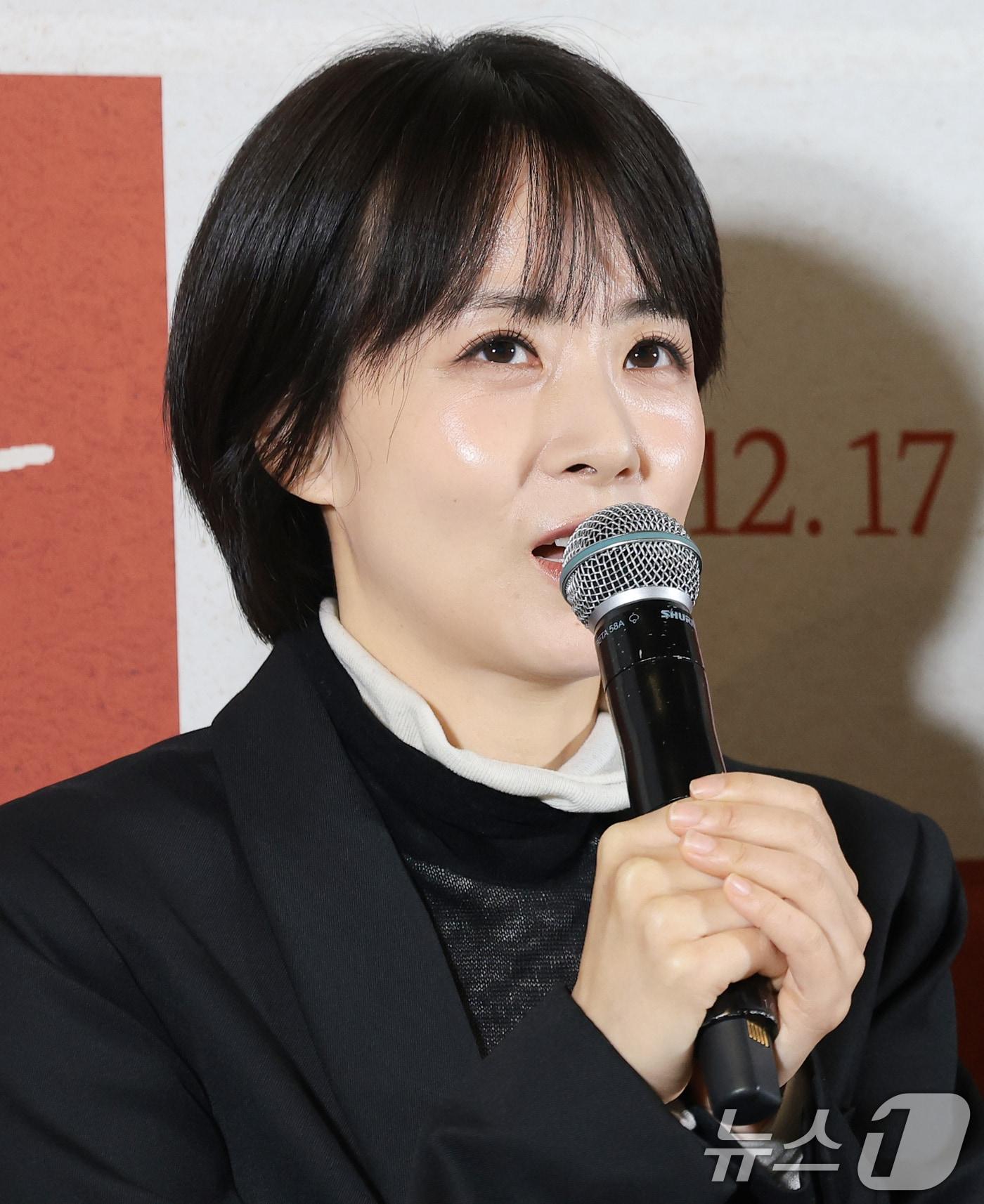 본문 이미지 - 배우 겸 감독 류현경이 8일 서울 용산구 용산아이파크몰 CGV에서 열린 영화 &#39;고백하지마&#39; 언론시사회에 참석해 인사말을 하고 있다. 2025.12.8/뉴스1 ⓒ News1 권현진 기자