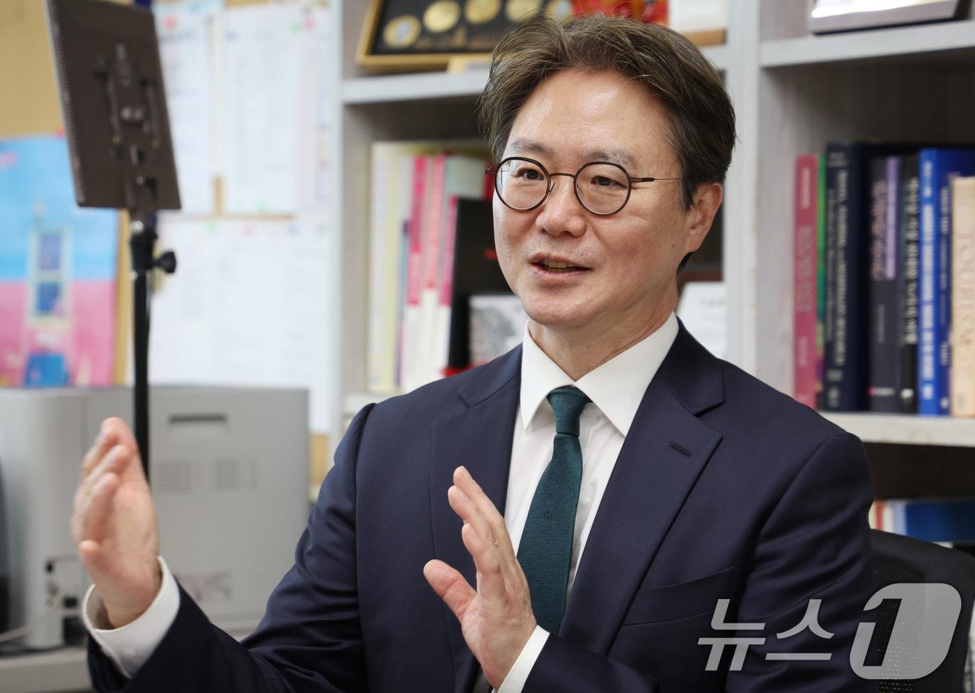 이훈 한양대 관광학부 교수(국회관광산업포럼 공동대표)가 서울 성동구 한양대학교에서 뉴스1과 인터뷰를 하고 있다. ⓒ News1 김명섭 기자