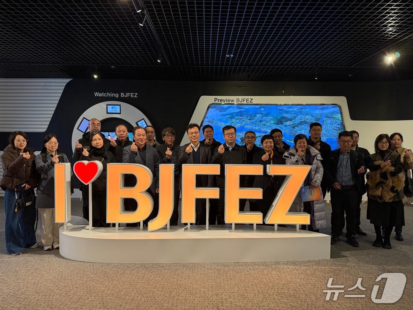 본문 이미지 - 중국 허난성 정저우 공항경제특구 연수단이 경자청을 방문해 기념촬영하는 모습 &#40;경자청 제공. 재판매 및 DB금지&#41;