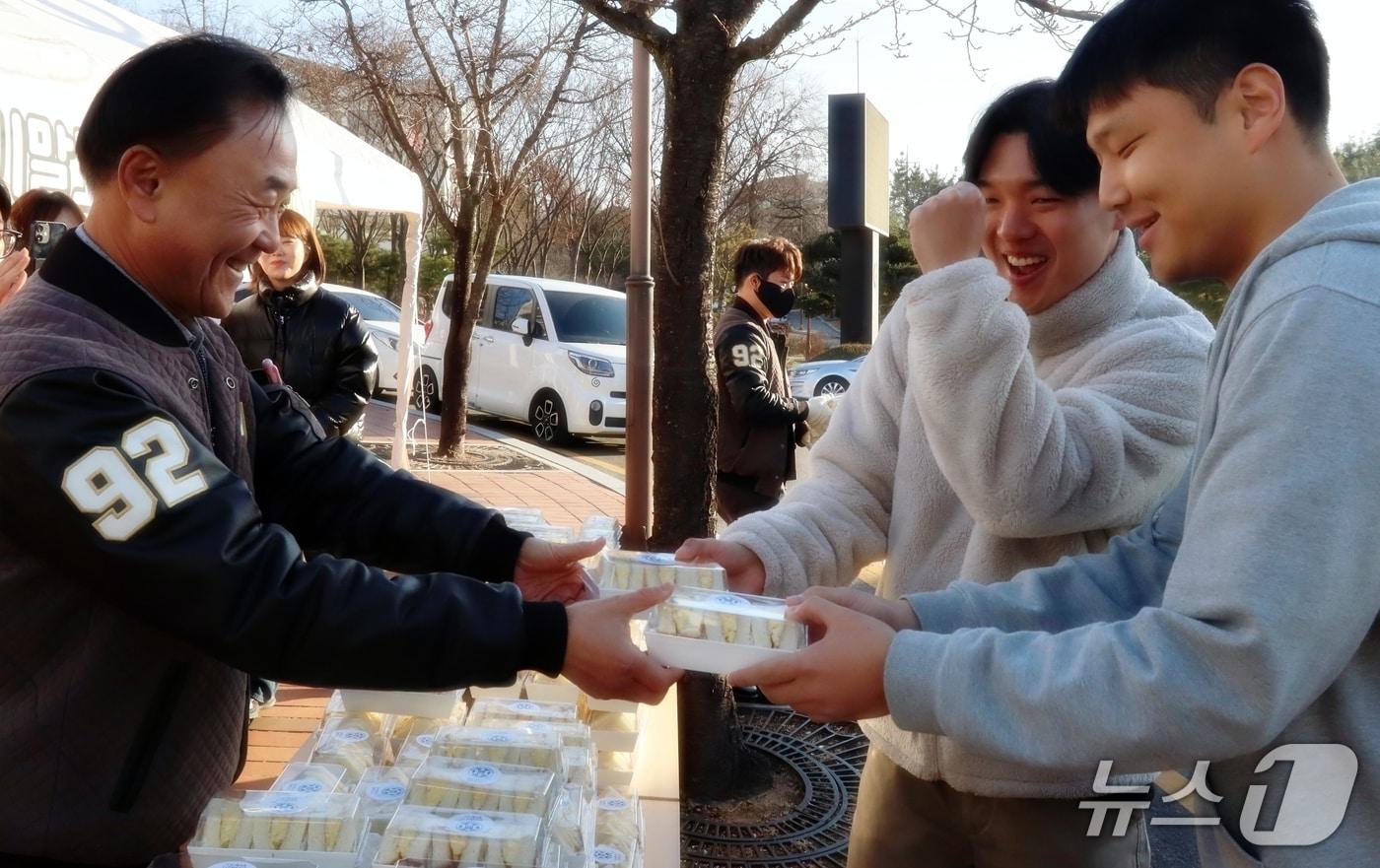 김기홍 교학부총장이 8일 교내에서 샌드위치를 나눠주며 학생들을 격려하고 있다.&#40;구미대 제공. 재판매 및 DB금지&#41;/뉴스1