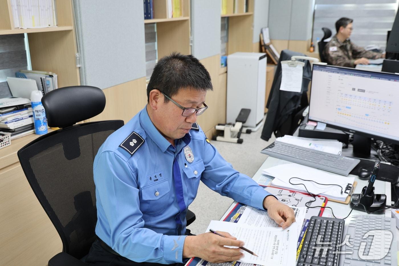 근무 중인 용석열 속초해경 종합상황실장. 올해 동해해경청으로부터 모범 공무원으로 선정된 용 경감은 모범공무원 수당을 평소 기부해 온 유니세프에 자동기탁하기로 해 지역사회를 훈훈하게 하고 있다.&#40;속초해경 제공, 재판매 및 DB 금지&#41; 2025.12.8/뉴스1