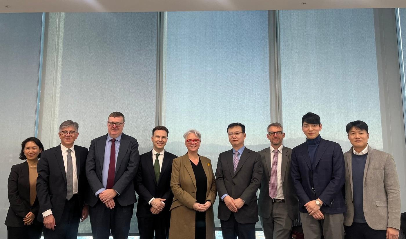 한국해외인프라도시개발지원공사&#40;KIND&#41; 관계자와 호주 뉴사우스웨일즈주 에너지·환경 장관인 페니 샤프 일행이 면담한 뒤 기념사진을 찍고 있다.&#40;KIND 제공&#41;/뉴스1 ⓒ News1  