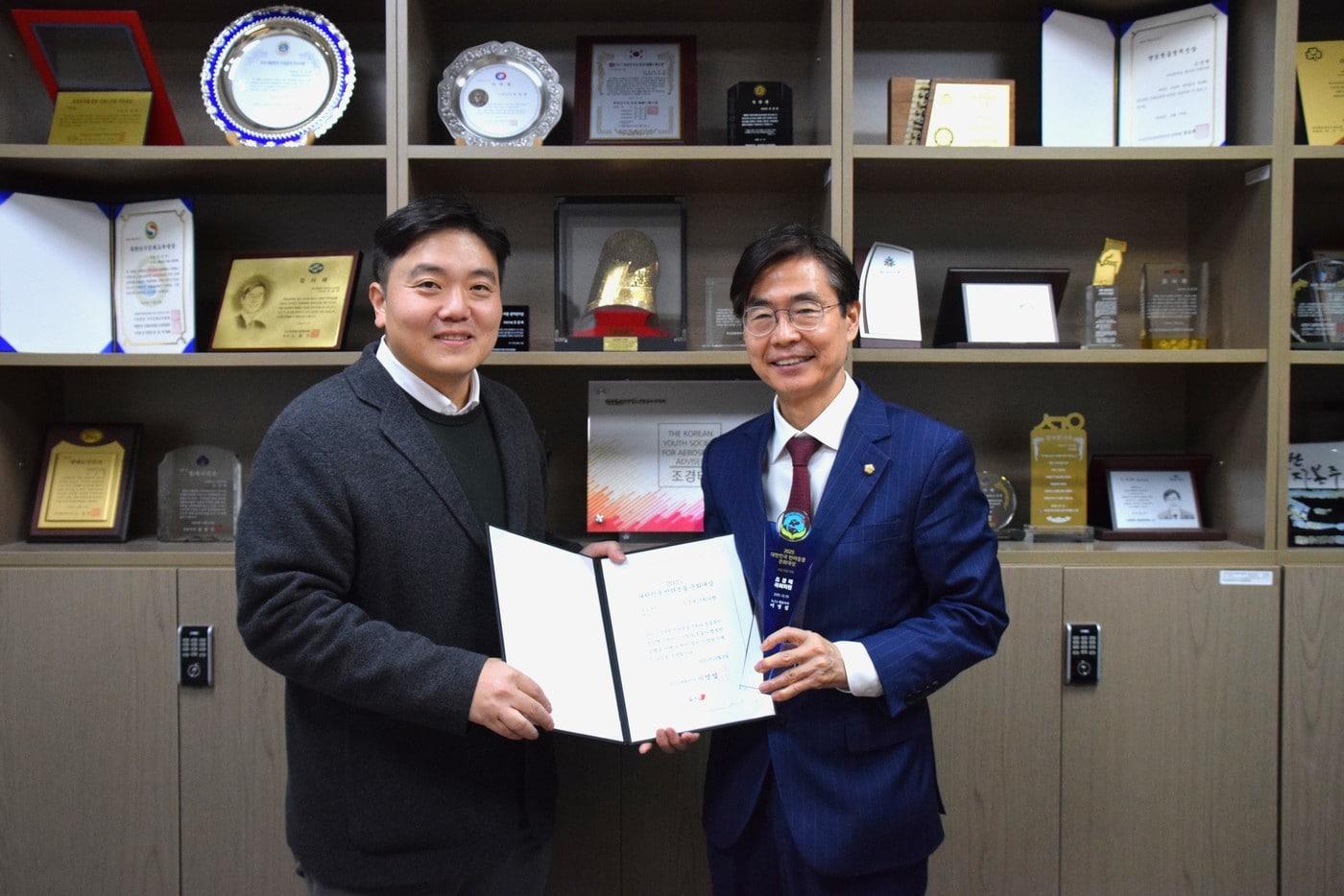 &#39;2025 대한민국 반려동물 문화대상&#39; 국감 부문 대상을 받은 조경태 의원&#40;오른쪽&#41;이 뉴스1 바이오부 김희준 부장에게 상패·상장을 전달 받고 기념 사진을 찍고 있다&#40;의원실 제공&#41;. ⓒ 뉴스1