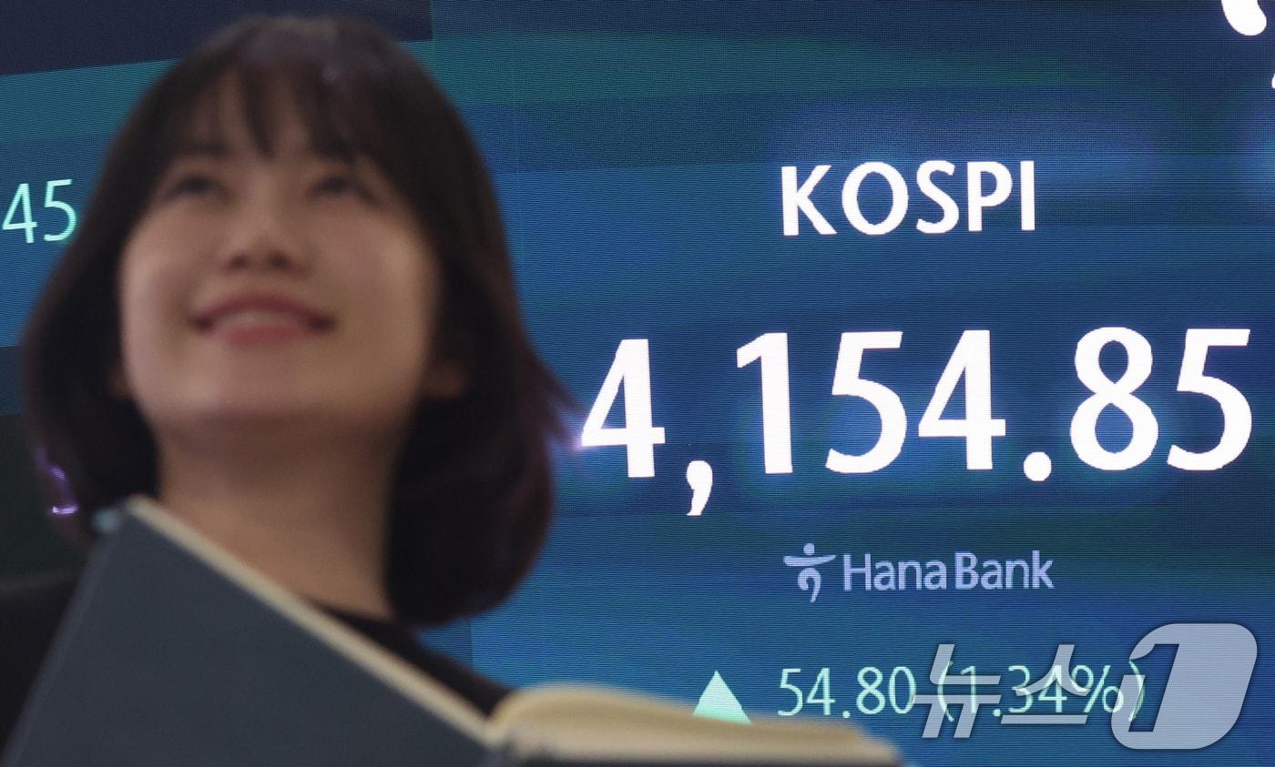 8일 오후 서울 중구 하나은행 딜링룸 전광판에 증시 종가 시황이 나타나고 있다. 이날 코스피 지수는 전 거래일 대비 54.80포인트&#40;1.34%&#41; 오른 4,154.85로, 코스닥 지수는 전 거래일 대비 3.05포인트&#40;0.33%&#41; 오른 927.79로 장을 마감했다. 2025.12.8/뉴스1 ⓒ News1 김명섭 기자