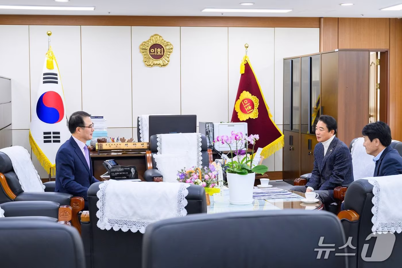 8일 장충남 남해군수가 최학범  경남도의회 의장을 만나 농어촌 기본소득 경남도 예산 복원의 필요성을 설명하고 있다.&#40;남해군 제공. 재판매 및 DB금지&#41;