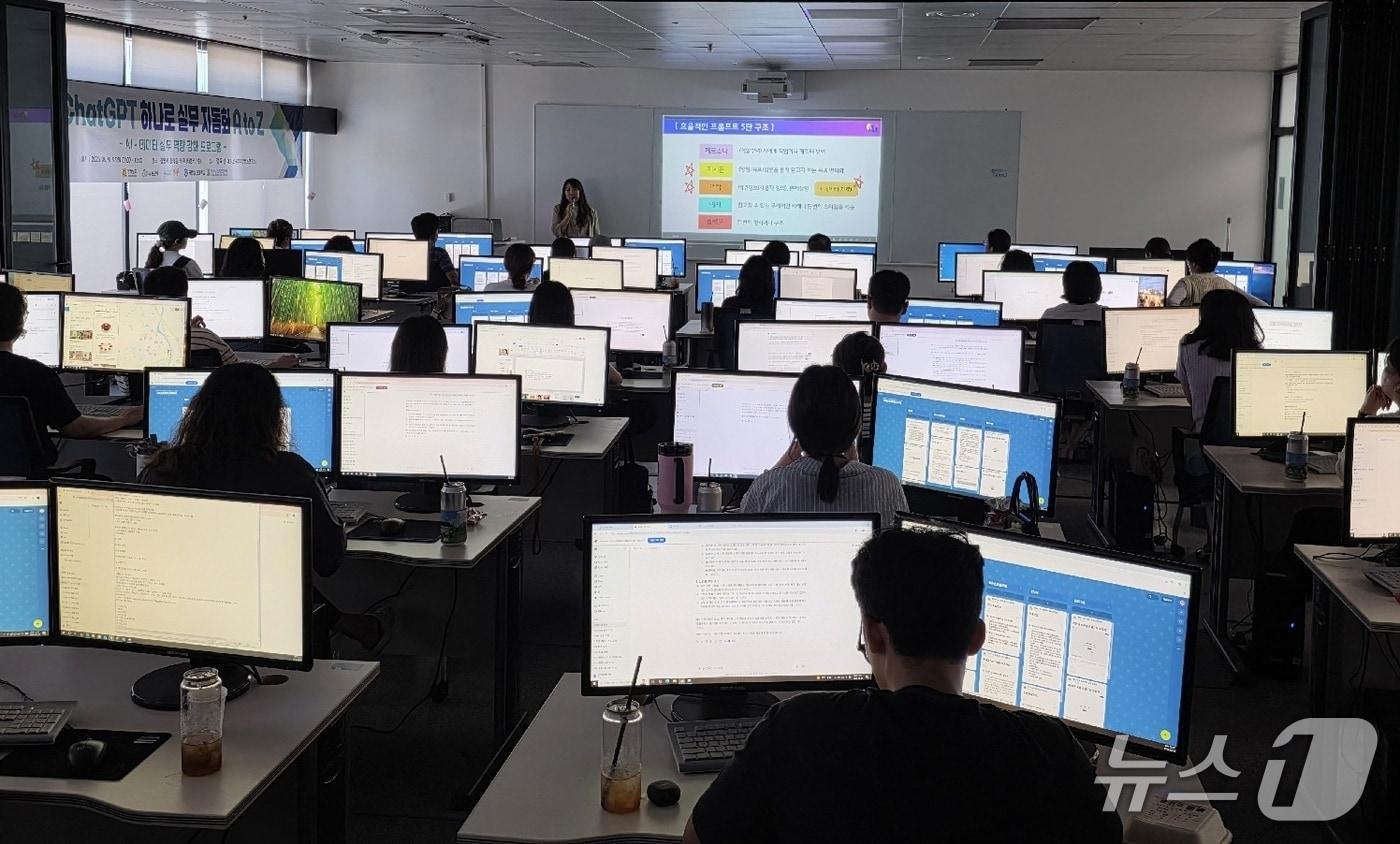 광양시와 순천대학교는 &#39;업무에 바로 쓰는 AI 숏폼 콘텐츠&#39; 교육을 끝으로 올해 AI 단기교육 프로그램을 마무리했다&#40;광양시 제공&#41; 