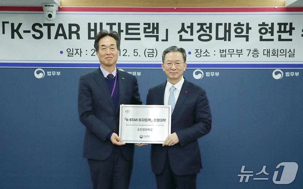 본문 이미지 - 오동익 순천향대 대학원장&#40;왼쪽&#41;이 정성호 법무부 장관으로부터 &#39;K-STAR 비자트랙 선정대학 현판&#39;을 전달받고 있다. &#40;순천향대 제공. 재판매 및 DB금지&#41;