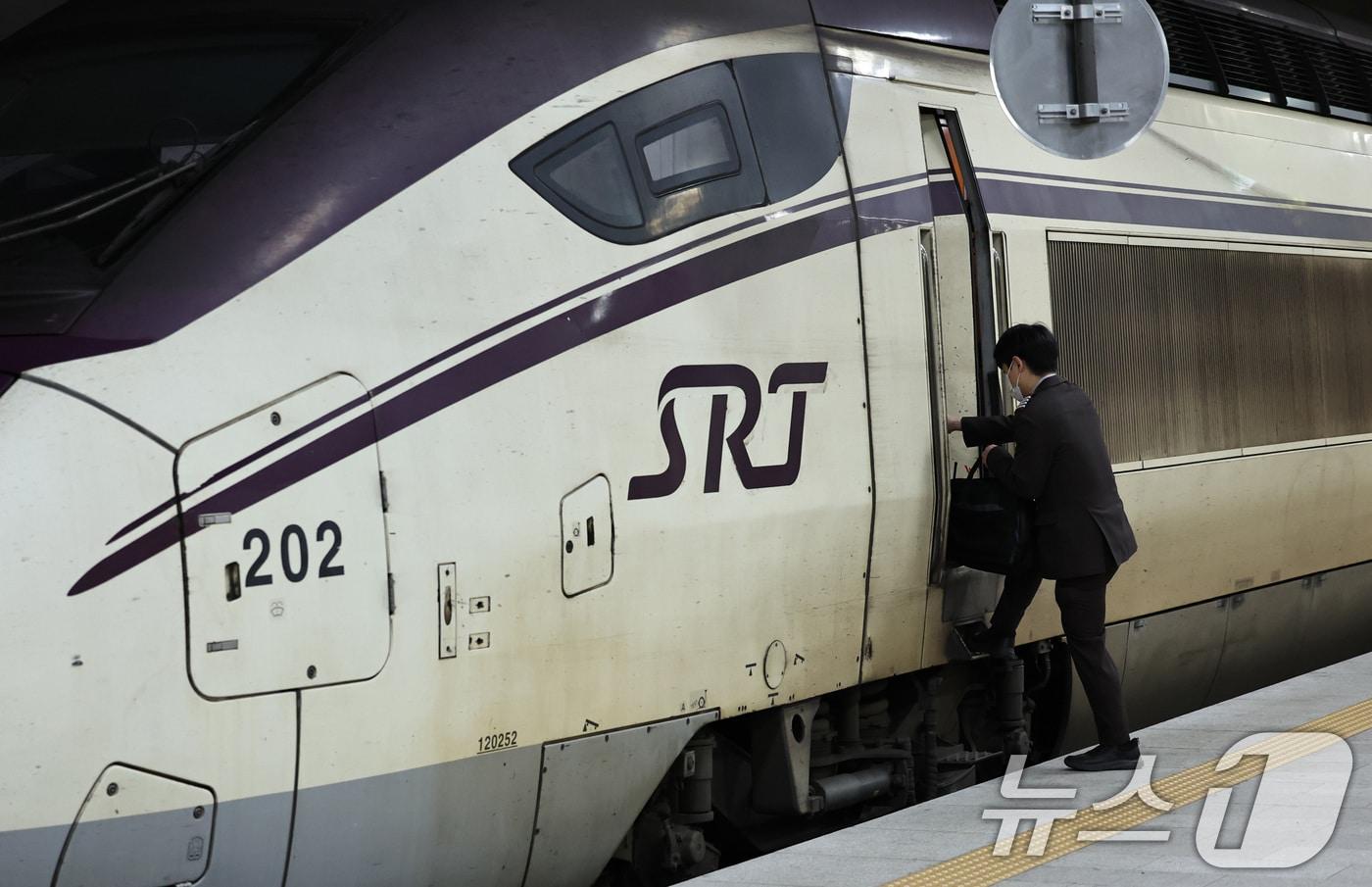 서울 강남구 수서역에서 출발 대기중인 SRT 열차. /뉴스1 ⓒ News1 구윤성 기자