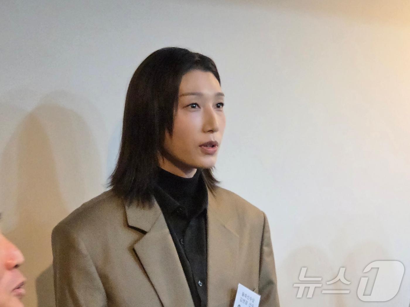 본문 이미지 - 8일 서울 중구 프레스센터에서 열린 &#39;2025 한국체육기자연맹 시상식&#39;에서 &#39;올해의 선수상&#39;을 수상한 김연경이 소감을 말하고 있다. ⓒ News1 안영준 기자