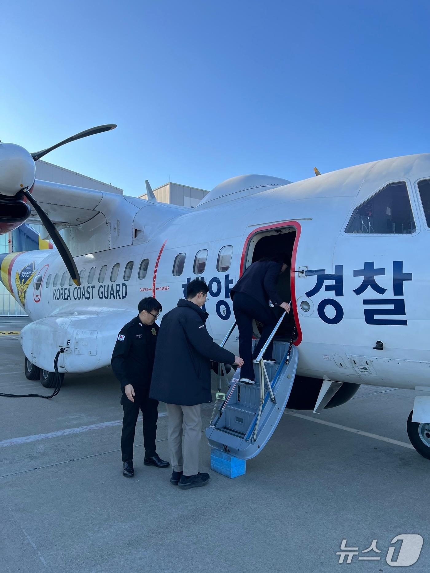 본문 이미지 - 외교부는 해양수산부 및 해양경찰청과 8일 오후 해양경찰청 김포고정익항공대 및 인천 인근 해역에서 &#39;외국 해역 우리 선박·선원 해양사고 대응을 위한 관계부처 합동훈련&#39;을 실시했다고 밝혔다. 2025.12.08. &#40;외교부 제공&#41; 