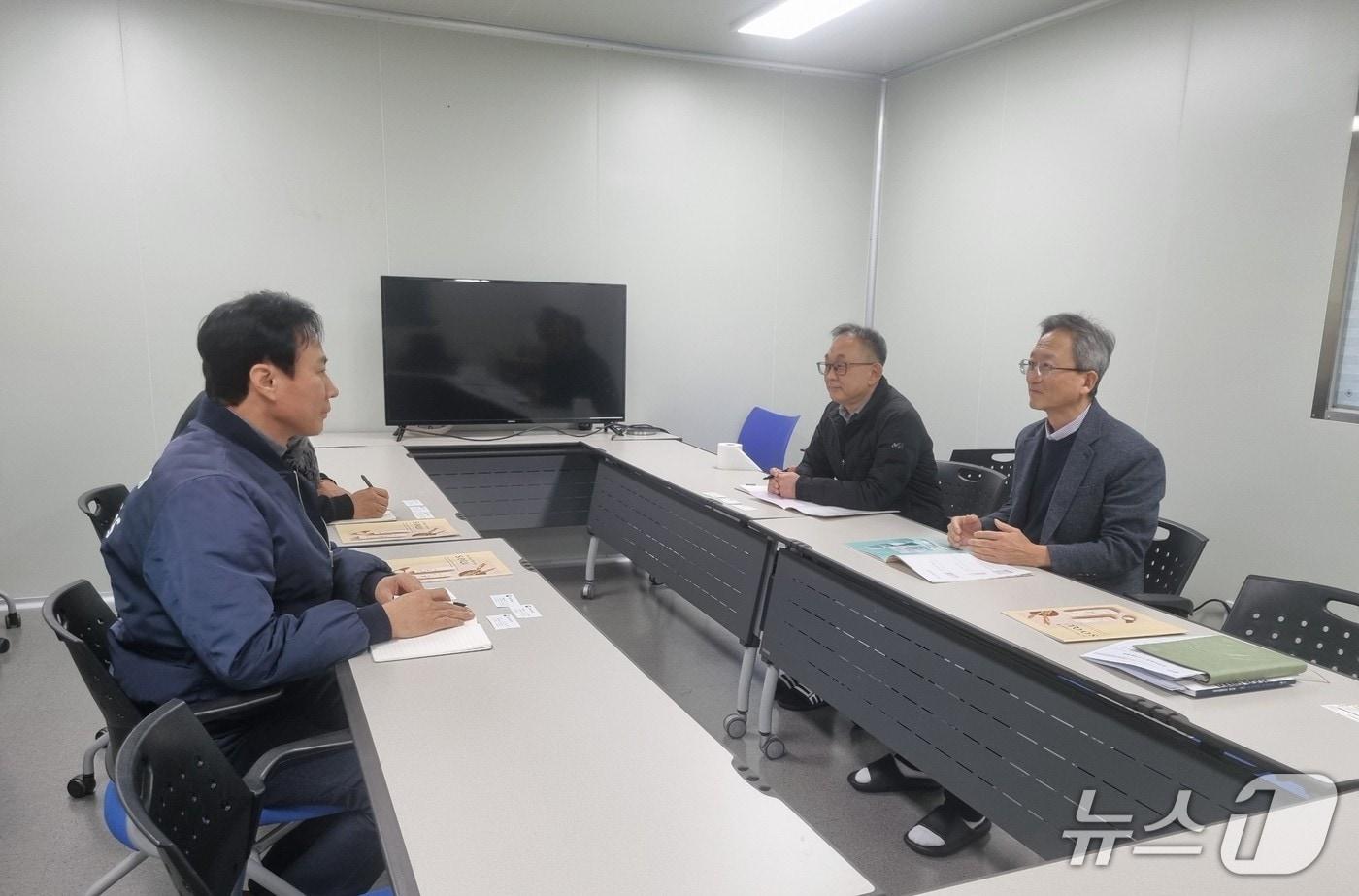 강원조달청, 춘천 지원바이오 찾아 공공조달시장 진입 안내 설명.&#40;강원조달청 제공, 재판매 및 DB금지&#41;