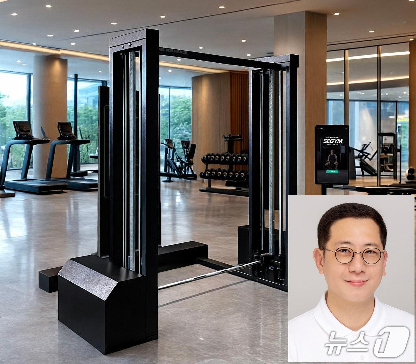 본문 이미지 - CES 혁신상을 받은 최첨단 AI 피트니스 로봇 &#39;세짐&#40;SEGYM&#41;&#39;과 로봇을 개발한 최정수 교수. &#40;영남대 제공. 재판매 및 DB금지&#41;