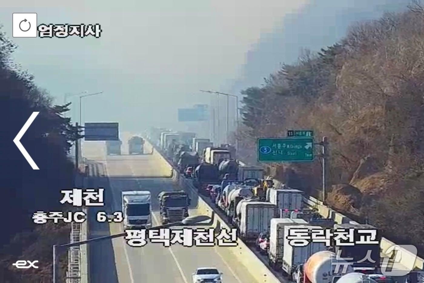  산불로 정체되고 있는 평택제천고속도로 평택 방향.&#40;독자 제공. 재판매 및 DB금지&#41;/뉴스1