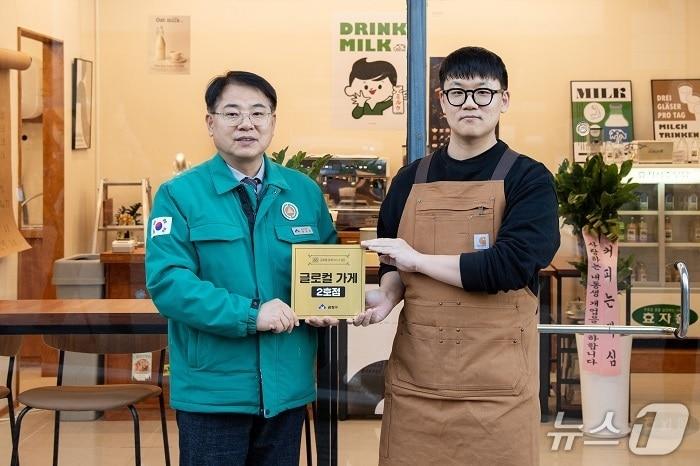 본문 이미지 - 부산 금정구 글로컬 가게 2호점 &#39;남산브루잉&#39;에 현판을 전달하는 모습 &#40;부산 금정구 제공. 재판매 및 DB금지&#41;