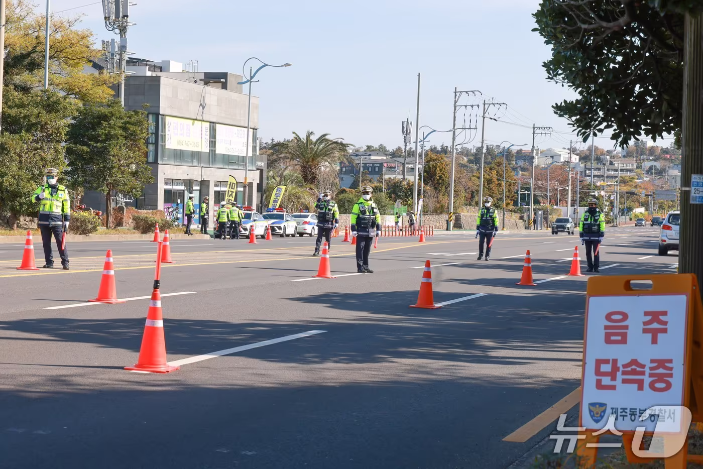 8일 오후 제주시 건입동에서 연말연시 음주운전 특별단속이 이뤄지고 있다.&#40;제주경찰청 제공, 재판매 및 DB 금지&#41;