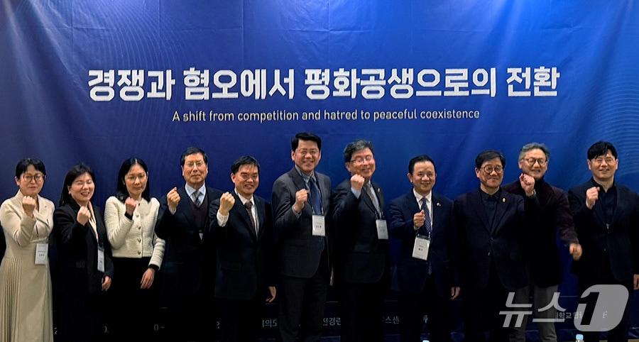 본문 이미지 - 원광대학교 한중관계연구원이 최근 여의도 전경련회관에서 따이빙 주한중국대사, 구징치 주광주중국총영사 등 주요 인사를 비롯해 중국·일본·러시아 분야의 연구자들이 참석한 가운데 포럼을 개최했다.&#40;원광대 제공. 재판매 및 DB 금지&#41;