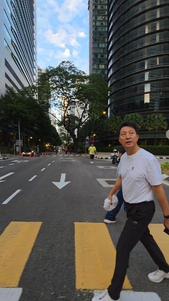 본문 이미지 - 오세훈 서울시장이 7일&#40;현지시간&#41; 오전 쿠알라룸푸르 &#39;카프리 모닝&#40;KL Car-Free Morning&#41;&#39;이 진행되고 있는 거리를 둘러보고 있다.  &#40;서울시 제공&#41; 뉴스1 ⓒ News1  