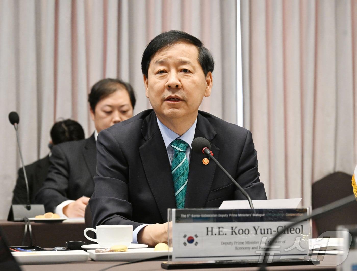 본문 이미지 - 구윤철 부총리 겸 기획재정부 장관이 8일 오후 서울 용산구 서울드래곤시티 호텔에서 열린 &#39;제6차 한-우즈벡 경제부총리 회의&#39;에 참석해 발언하고 있다. &#40;기획재정부 제공. 재판매 및 DB 금지&#41; 2025.12.8/뉴스1