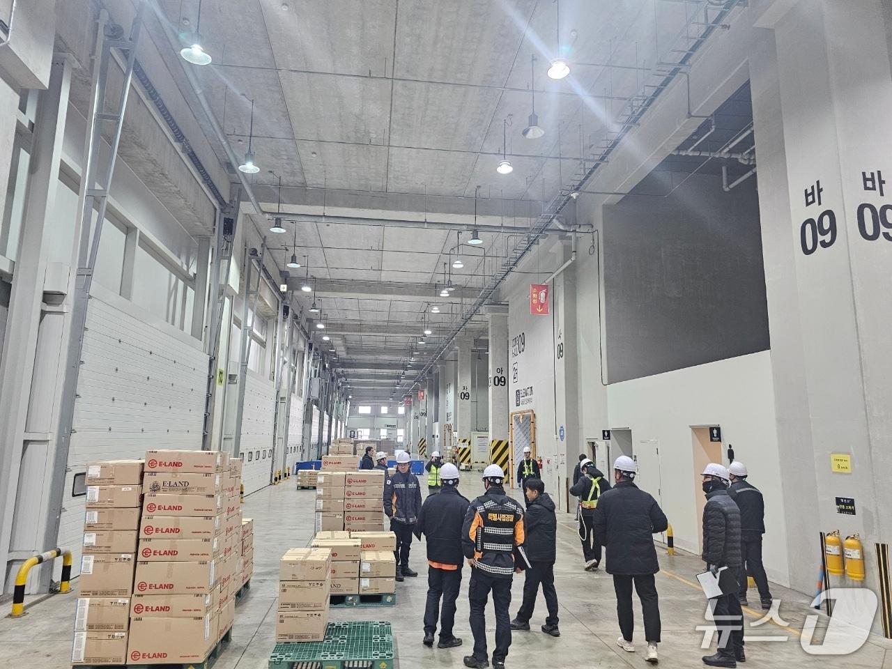 본문 이미지 -  충남소방본부 관계자들이 대형 물류창고를 대상으로 화재 안전조사를 실시하고 있다. &#40;충남소방본부 제공, 재판매 및 DB금지&#41; / 뉴스1