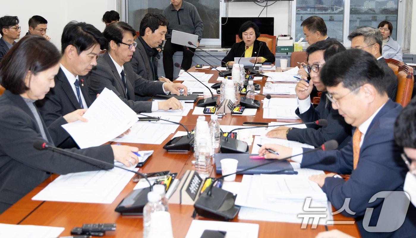 8일 서울 여의도 국회에서 열린 제429회국회(정기회) 과학기술정보방송통신위원회 제5차 정보통신방송법안심사소위원회에서 김현 소위원장이 회의를 주재하고 있다. 2025.12.8/뉴스1 ⓒ News1 이승배 기자