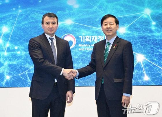 본문 이미지 - 구윤철 부총리 겸 기획재정부 장관이 8일 오후 서울 용산구 서울드래곤시티 호텔에서 열린 &#39;제6차 한-우즈벡 경제부총리 회의&#39;에 참석해 잠시드 호자예프 우즈벡 부총리와 기념 촬영을 하고있다. &#40;기획재정부 제공. 재판매 및 DB 금지&#41; 2025.12.8/뉴스1