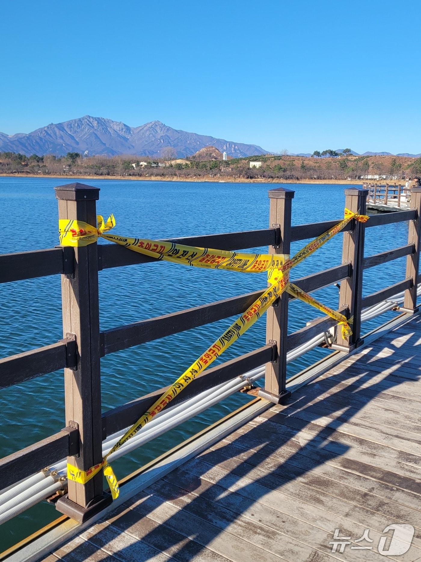 본문 이미지 - 접근 금지 표시가 돼 있는 속초 영랑호 부교.&#40;속초고성양양환경운동연합 제공, 재판매 및 DB 금지&#41; 2025.12.8/뉴스1