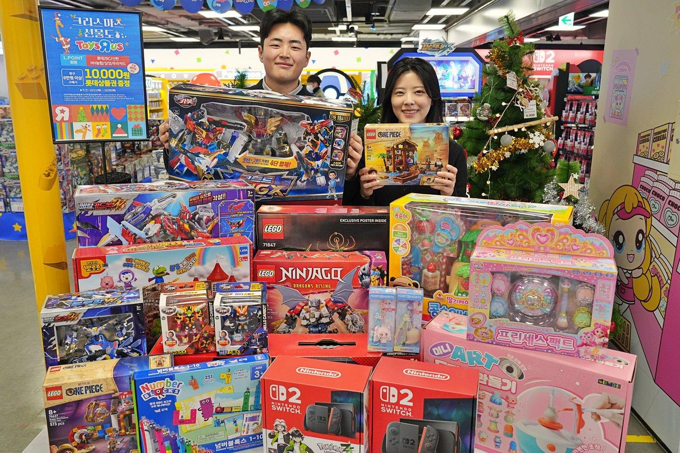 롯데마트 토이저러스는 크리스마스 시즌을 맞아 25일까지 총 2000여 종의 완구를 최대 40% 할인 판매한다.&#40;롯데마트제공&#41;