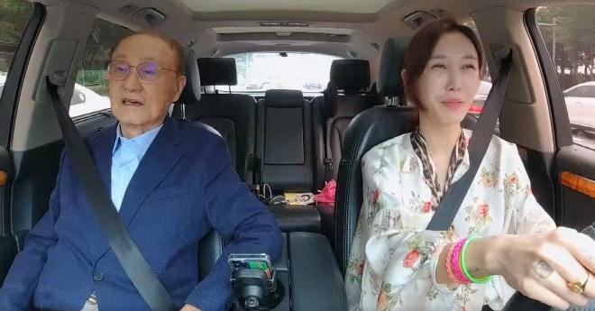 본문 이미지 - 윤일봉&#40;왼쪽&#41;과 딸 윤혜진 / 사진  출처=JTBC 캡처