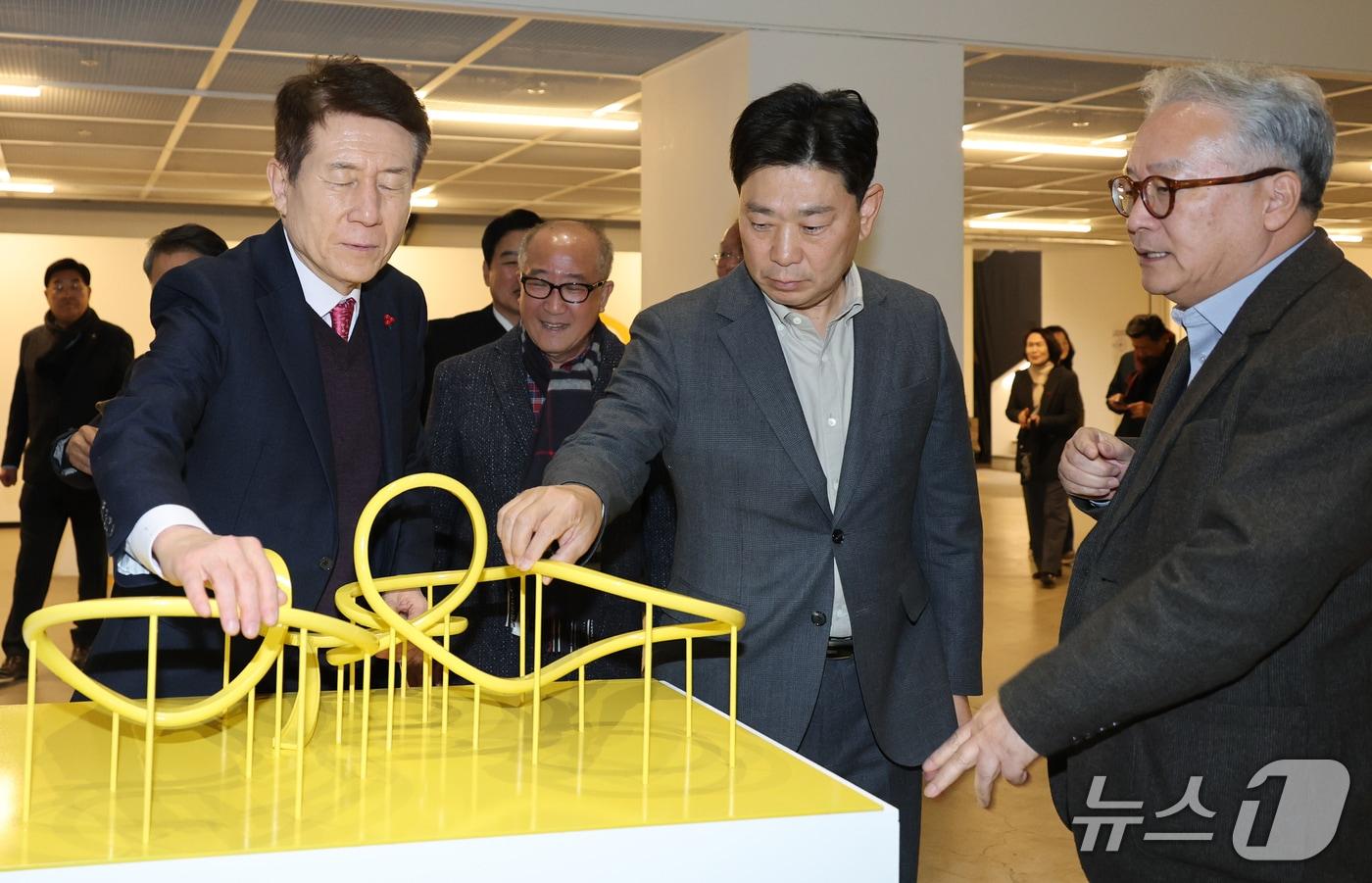 이강덕 시장&#40;왼쪽&#41;과 박용선 경북도의원이 8일 동빈문화창고 1969에서 시각장애인들을 위해 설치해 놓은 스페이스워크 조형물을 두눈을 감고 체험하고 있다. &#40;포항시제공, 재판매 및 DB금지&#41; 2025.12.8/뉴스1