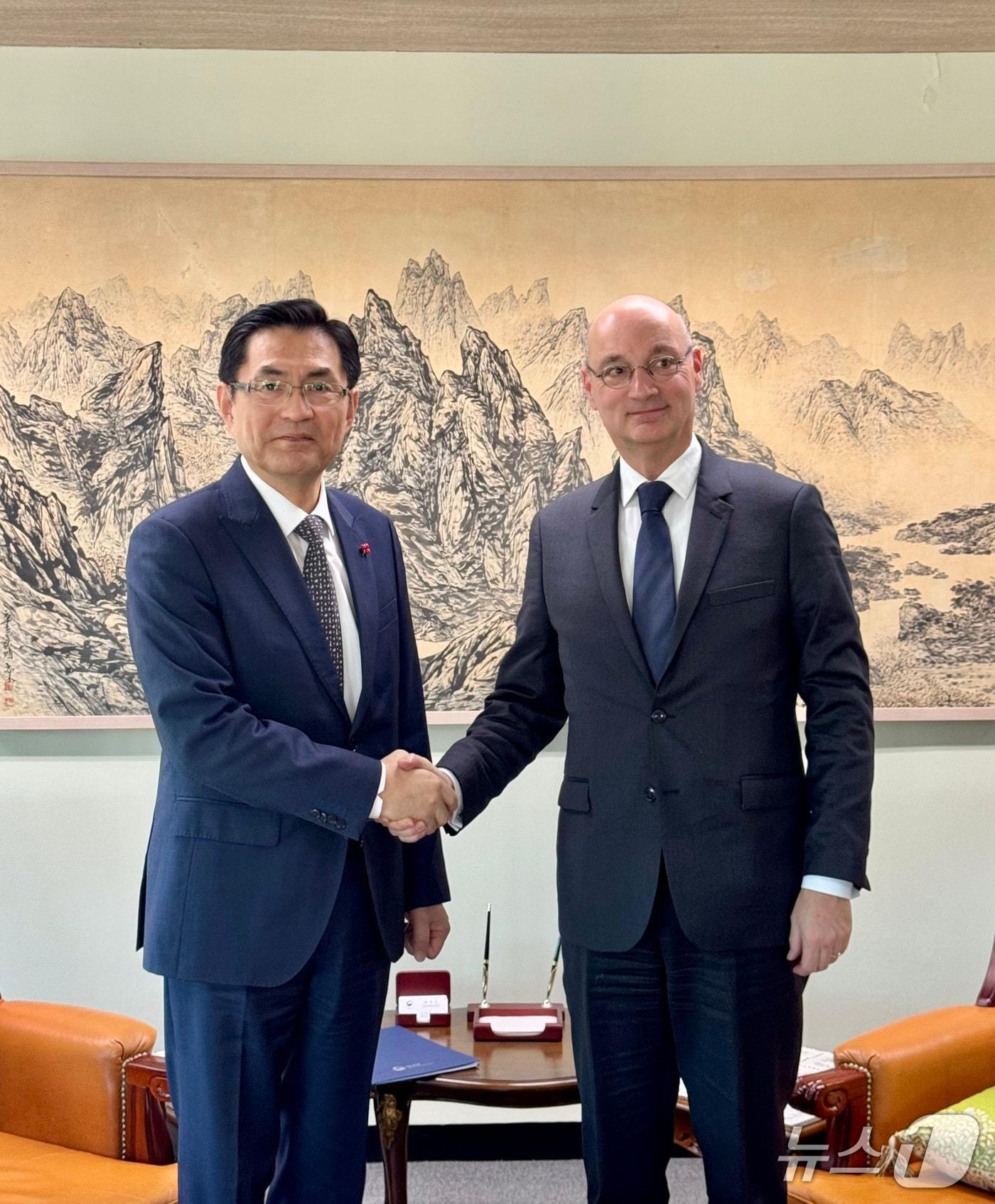 본문 이미지 - 정연두 외교전략정보본부장은 8일 방한 중인 프레데릭 몽돌로니 프랑스 외교부 정무총국장과 면담했다. 2025.12.08. &#40;외교부 제공&#41; 