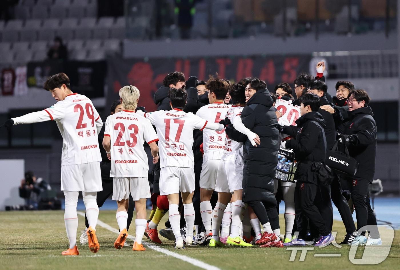 본문 이미지 - 8일 오후 경기 수원시 장안구 수원종합경기장에서 열린 하나은행 K리그 승강 플레이오프(PO) 2차전 수원FC와 부천FC의 경기, 부천FC 바사니가 전반 선제골을 넣은 뒤 코칭스태프와 기쁨을 나누고 있다. 2025.12.8/뉴스1 ⓒ News1 구윤성 기자