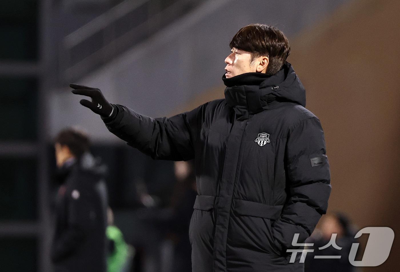 김은중 수원FC 감독이 8일 오후 경기 수원시 장안구 수원종합경기장에서 열린 하나은행 K리그 승강 플레이오프&#40;PO&#41; 2차전 수원FC와 부천FC의 경기에서 선수들에게 작전 지시하고 있다. 2025.12.8/뉴스1 ⓒ News1 구윤성 기자