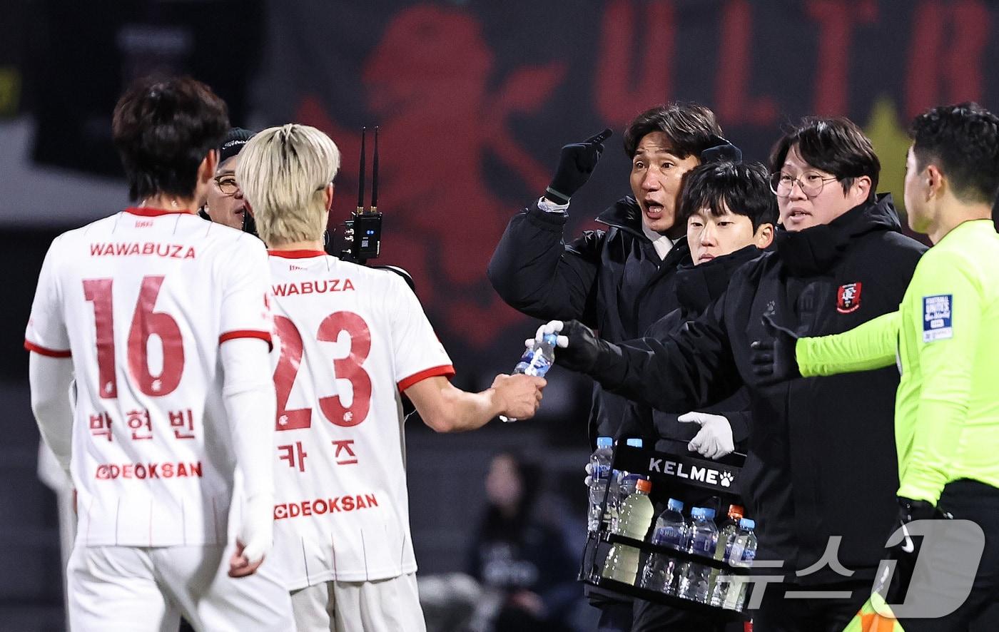 본문 이미지 - 이영민 부천FC 감독이 8일 오후 경기 수원시 장안구 수원종합경기장에서 열린 하나은행 K리그 승강 플레이오프(PO) 2차전 수원FC와 부천FC의 경기에서 선수들에게 작전 지시하고 있다. 2025.12.8/뉴스1 ⓒ News1 구윤성 기자