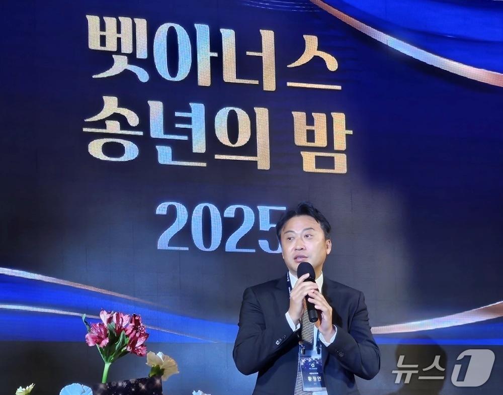 본문 이미지 - 황정연 서울시수의사회 회장이 8일 열린 &#39;벳아너스 송년의 밤 2025&#39;에서 축사를 하고 있다. ⓒ 뉴스1