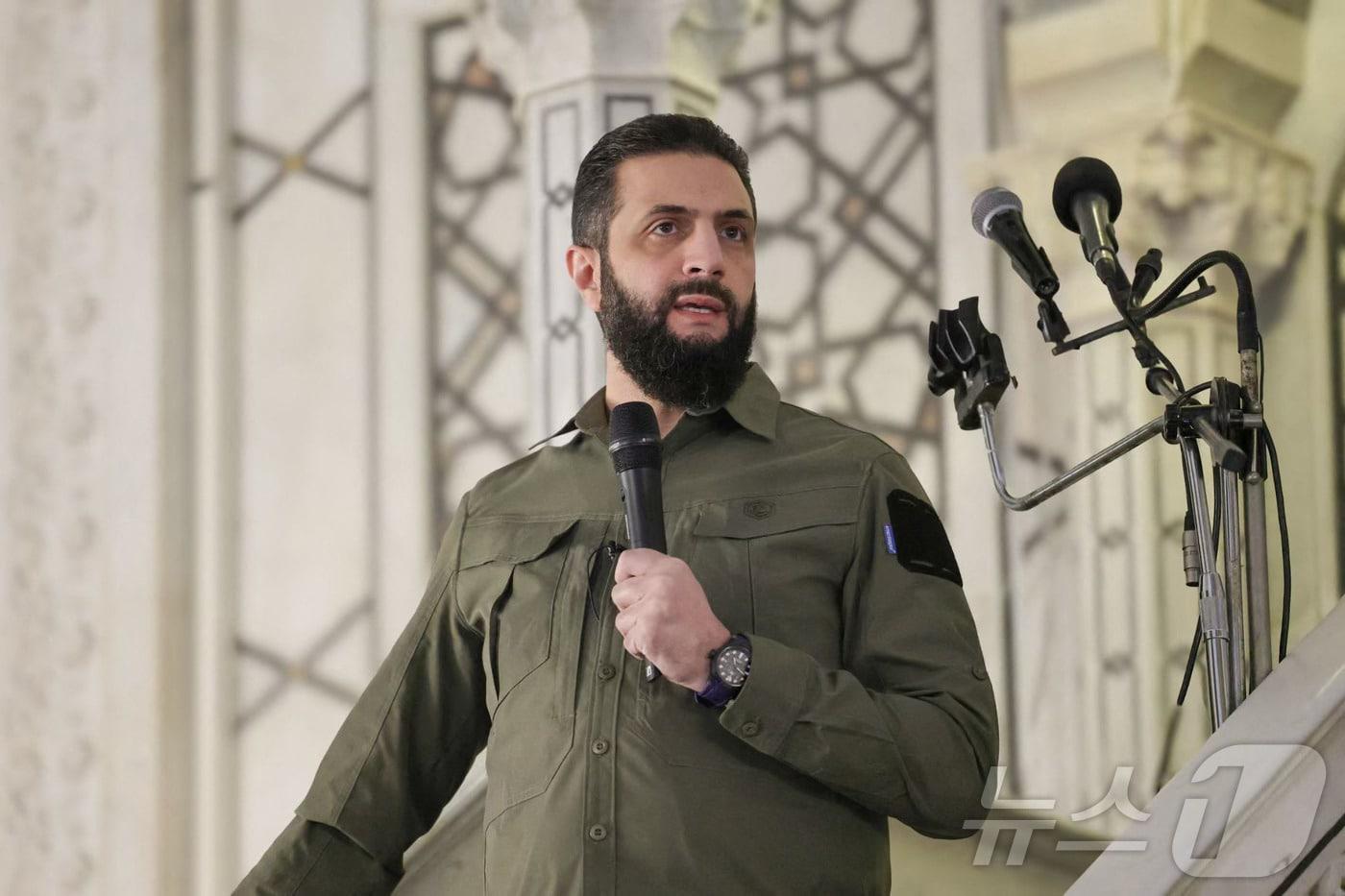 아메드 알샤라 시리아 대통령은 바샤르 알아사드 독재 정권이 붕괴된 지 1주년을 맞은 8일&#40;현지시간&#41; 옛 반군 시절 군복 차림을 한 채 우마이야드 모스크&#40;이슬람 사원&#41; 새벽 기도에 참석한 후 시리아 재건을 약속했다. 2025.12.8 ⓒ AFP=뉴스1 ⓒ News1 김경민 기자