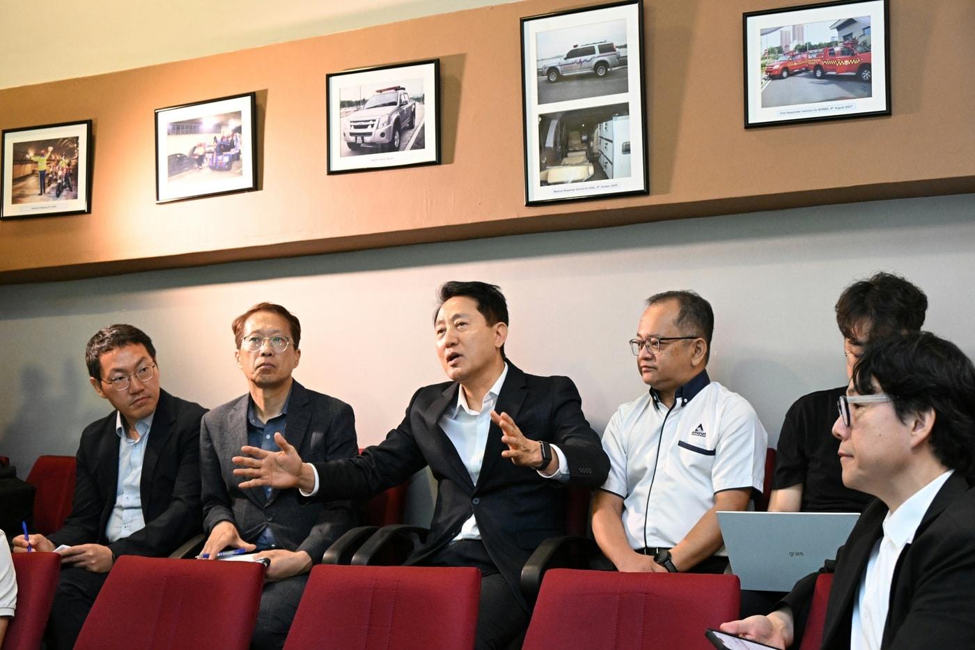 오세훈 서울시장이 8일&#40;현지시간&#41; 쿠알라룸푸르 복합터널 &#39;SMART&#39;를 방문해 현장 관계자와 운영 현황에 대해 이야기 나누고 있다. &#40;서울시 제공&#41; 뉴스1 ⓒ News1 